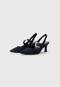 Σκούρα μπλε σουέντ γόβες με λουράκι στο πίσω μέρος, μυτερά δάχτυλα, μικρό μαύρο τακούνι και διακοσμητική αγκράφα με κρυστάλλους στο λουράκι.