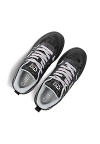 Schwarze und graue Turnschuhe verfügen über ein glänzendes Camodesign, eine runde Spitze, weiße Schnürsenkel, ein Mesh-Futter sowie ein Logo auf der Zunge und der Ferse.