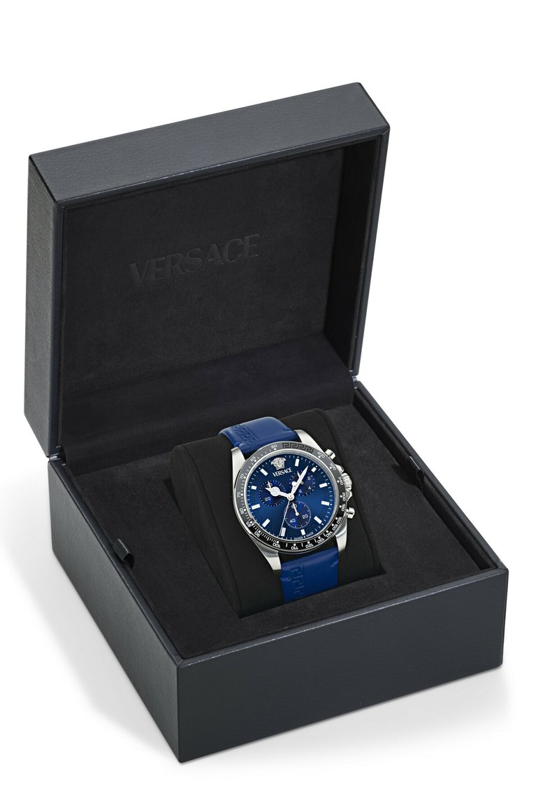 Blaues und silbernes Chronograph-Armbanduhr in einer schwarzen Box. Verfügt über ein blaues Silikonarmband, ein metallisches Gehäuse und ein blaues Zifferblatt mit weißen Akzenten.