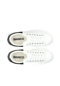 Weiße Sneaker mit einer glatten Lederoberfläche. Schwarzer Akzent an der Ferse, sechs silberne Ösen und weiße Schnürsenkel. Logo "BIANCO" auf den Innensohlen.