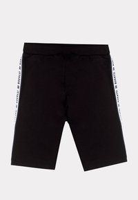 Pantalones cortos negros hasta la rodilla con cintura elástica y rayas laterales blancas que presentan el texto y el logotipo repetidos de "Bugatti".