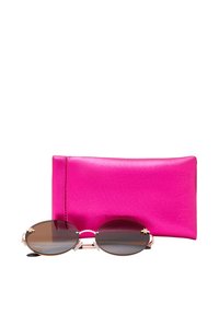 Gafas de sol redondas con lentes marrones, detalles en dorado y un estuche metálico rosa. Las gafas tienen un marco delgado y un detalle sutil.