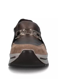 Sneaker in pelle marrone e suede beige con una fascia accentuata metallica, punta rotonda e suola nera ammortizzata con rifiniture bianche.