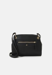Borsa a tracolla in pelle nera con finitura testurizzata, dettaglio della zip dorata sulla tasca frontale e lungo manico regolabile.
