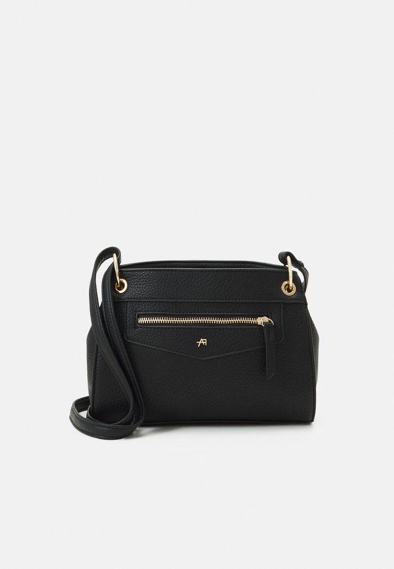 Borsa a tracolla in pelle nera con finitura testurizzata, dettaglio della zip dorata sulla tasca frontale e lungo manico regolabile.