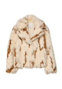 Kremfarvet jakke i imiteret pels med brune striber, blød tekstur, bred krave og cropped design. Foret inderside med synlig mærkat.