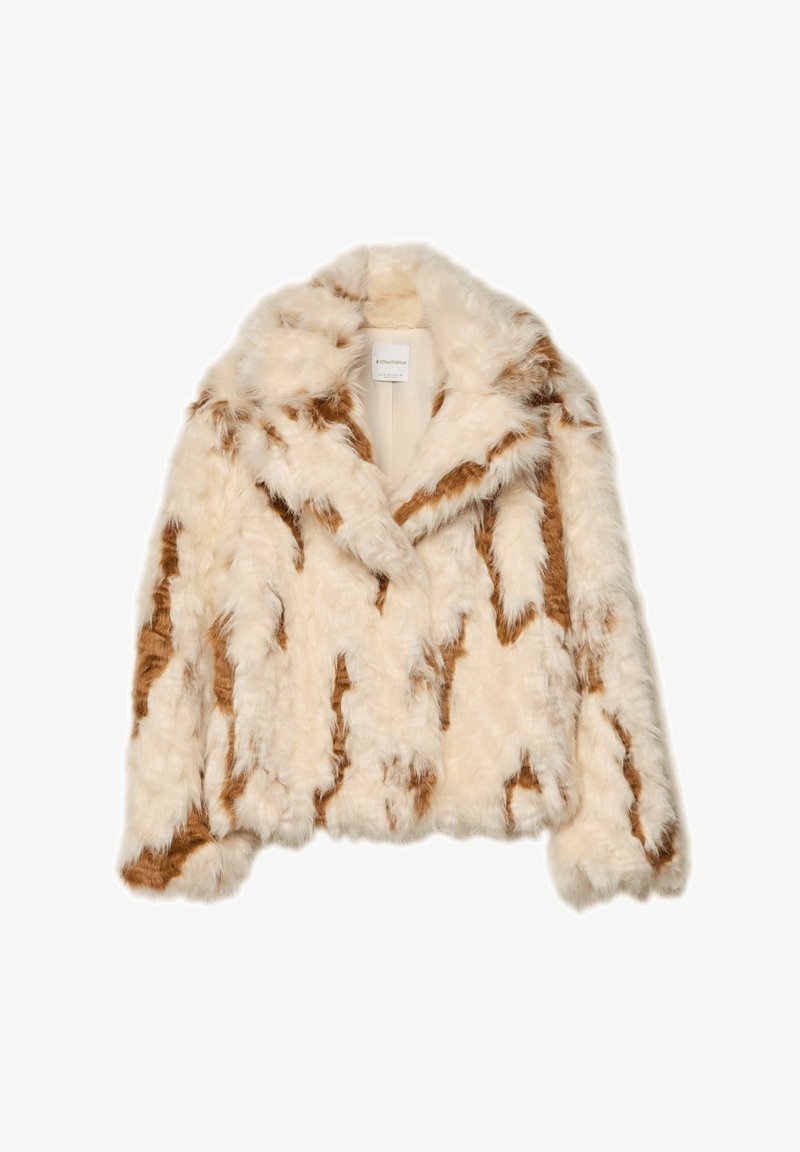 Kremfarvet jakke i imiteret pels med brune striber, blød tekstur, bred krave og cropped design. Foret inderside med synlig mærkat.
