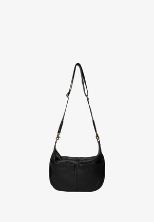 Czarna skórzana torba na ramię o zakrzywionym kształcie, z długim regulowanym paskiem i złotymi akcentami. Widoczne są dwa zewnętrzne kieszenie.