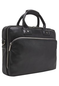 Zwarte leren aktetas met dubbele handgrepen aan de bovenkant, zilveren ritsaccenten, voorzak en een gladde textuur. Voorzien van een prominent merlogo.