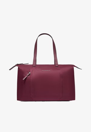 Bordeauxrode draagtas met dubbele leren handvatten, gladde textuur, ritsvakken, geborduurd merkembleem aan de voorkant, rechthoekige vorm.