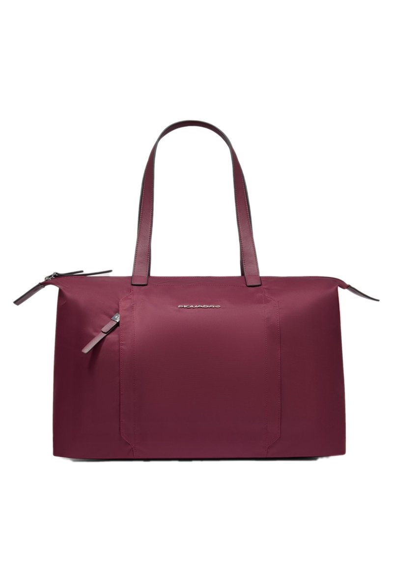 Bordeauxrode draagtas met dubbele leren handvatten, gladde textuur, ritsvakken, geborduurd merkembleem aan de voorkant, rechthoekige vorm.