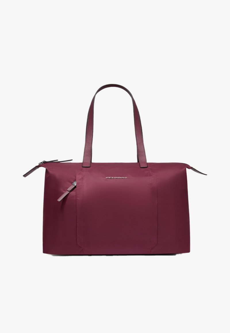 Bordeauxrode draagtas met dubbele leren handvatten, gladde textuur, ritsvakken, geborduurd merkembleem aan de voorkant, rechthoekige vorm.