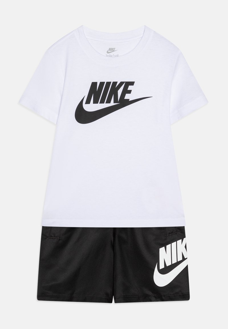 T-shirt de algodão branco com o logótipo preto "NIKE", combinado com calções pretos que apresentam o logótipo branco "NIKE" na perna esquerda. Design plano, mangas curtas.