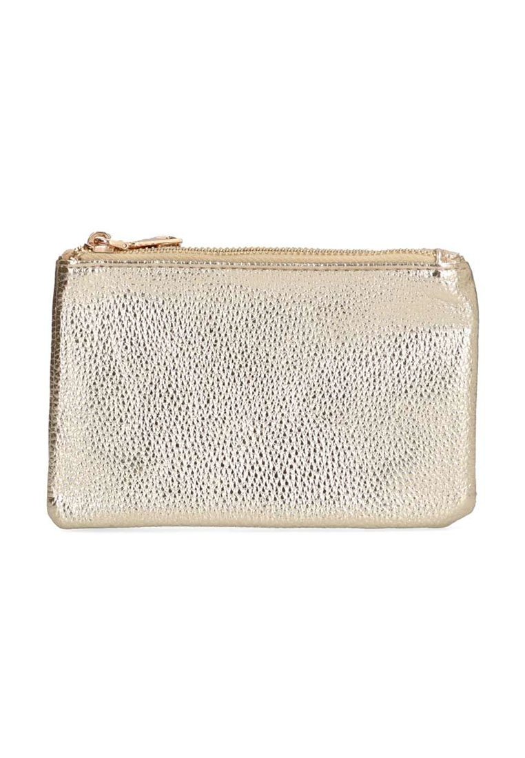 Cartera metálica dorada con cremallera y superficie texturizada, forma rectangular y bordes suaves. Presenta una cremallera dorada y un diseño minimalista.
