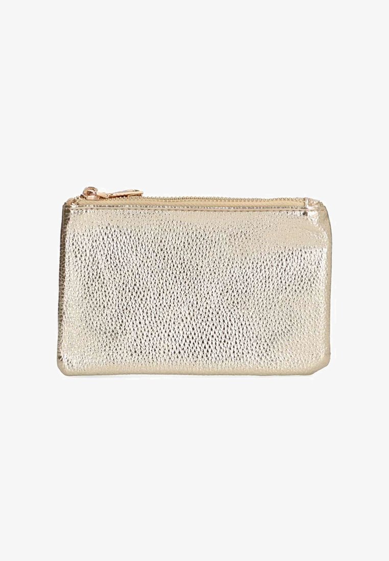 Cartera metálica dorada con cremallera y superficie texturizada, forma rectangular y bordes suaves. Presenta una cremallera dorada y un diseño minimalista.