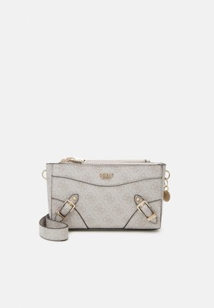 Jasnoszara torebka typu crossbody Guess z wzorem logo, złotymi klamrami, zamkiem błyskawicznym i regulowanym paskiem zwiniętym po boku.