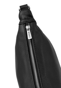 Borsa nera in pelle con superficie texturizzata, forma elegante e chiusura con zip argentata dotata di un tirante con logo.