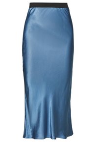 Blauer Satin-Midirock mit glatter Textur, ausgestattet mit einem schwarzen elastischen Bund und einer figurbetonten Silhouette, die zum Saum hin schmal zuläuft.