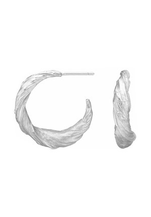 Snoede sølv hoop-øreringe med tekstureret, flydende design og lige stifte bagpå, vist forfra og fra siden.