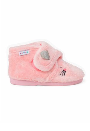 Zapatillas de casa rosas y peludas con forma redondeada, que presentan acentos de orejas grises, una cara bordada y una textura suave. Incluyen un cierre de correa ajustable.