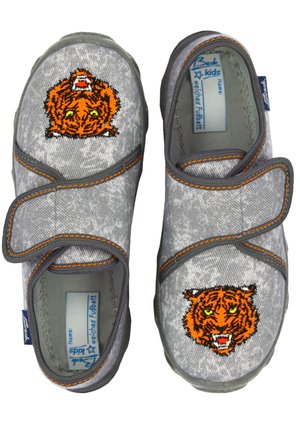 Graue Stoffschuhe mit einem orangefarbenen, gestickten Tigerkopf auf jeder Zehe. Klettverschluss und strukturierte Gummisohle für besseren Halt.