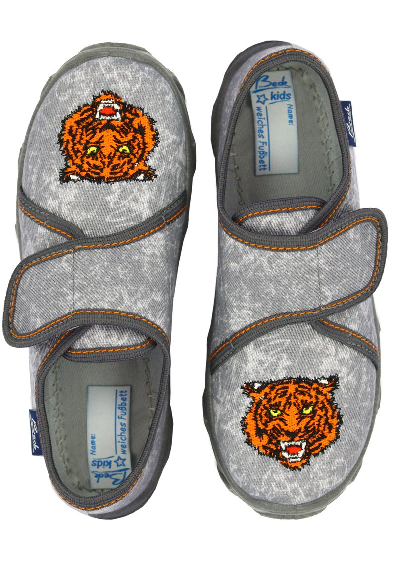 Chaussures en tissu gris avec un visage de tigre brodé orange sur chaque orteil. Fermeture à bande auto-agrippante et semelle en caoutchouc texturée pour une meilleure adhérence.
