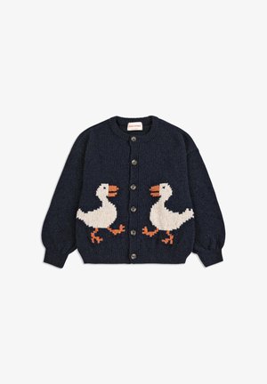 Marineblauer Strickcardigan mit zwei weißen Gänsen und orangefarbenen Akzenten, rundem Ausschnitt, vorderem Knopfverschluss und gerippten Bündchen.