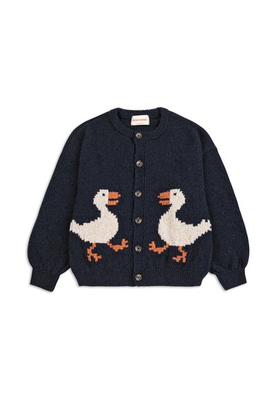 Marineblauer Strickcardigan mit zwei weißen Gänsen und orangefarbenen Akzenten, rundem Ausschnitt, vorderem Knopfverschluss und gerippten Bündchen.