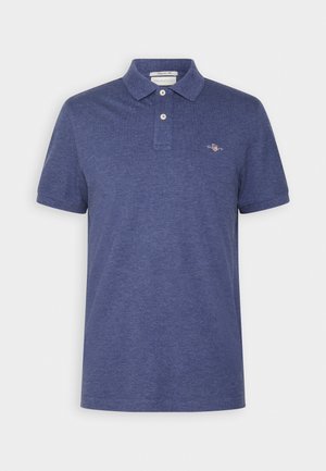 Marineblauwe poloshirt gemaakt van een gestructureerde stof. Voorzien van een klassieke kraag, een knoopsluiting met twee knopen en een klein geborduurd logo op de borst.