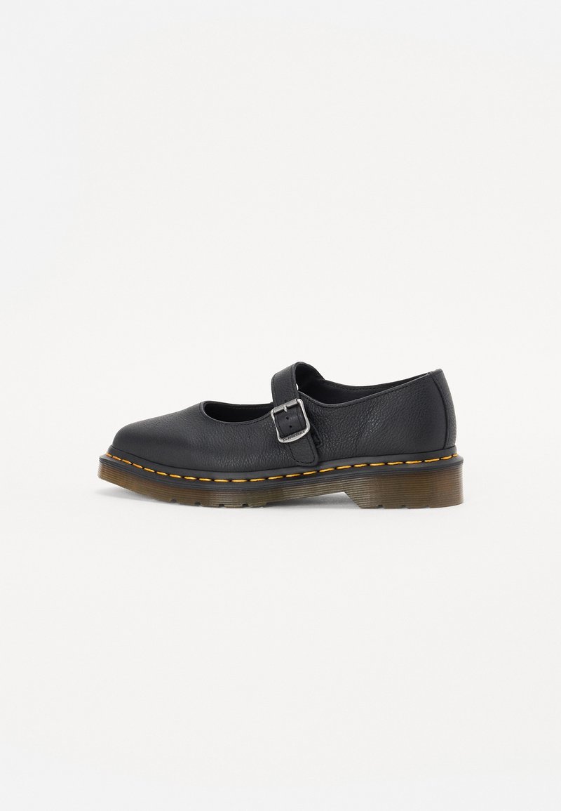 Chaussure Mary Jane en cuir noir avec bride à boucle, surpiqûres jaunes et semelle épaisse translucide sur fond blanc.
