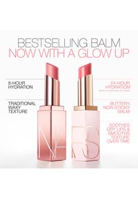 Deux baumes à lèvres roses NARS sont debout, mettant en avant des promesses d’hydratation de 8 et 24 heures, d’une texture améliorée et d’une formule non-collante et apaisante.
