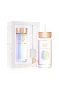 Crystallove Wasserflasche mit transparentem Körper, schimmerndem Design, goldenem Deckel und einem Kristallakzent. Enthält einen Strohhalm und Verpackung.