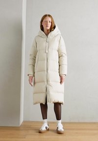 Marc O'Polo PUFFER COAT WITH HOOD SIDE SLITS WITH ZIPPER WELT POCKETS BACKPACK BELTS - Dūnu mētelis - stony sand