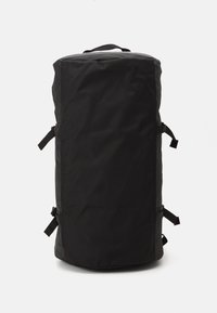 Zwarte cilindervormige sporttas gemaakt van duurzaam materiaal met verstelbare zijbanden en een platte handgreep aan de bovenkant. Gladde textuur, minimalistisch ontwerp.