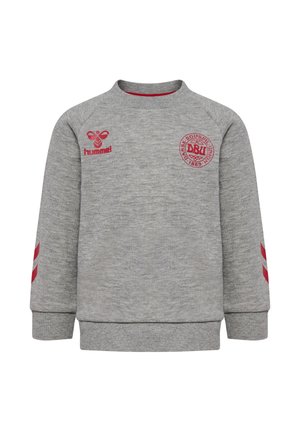 Grå langærmet sweatshirt med rødt hummel-logo på venstre bryst og dansk fodboldforeningsemblem på højre bryst samt røde chevrons på ærmerne.