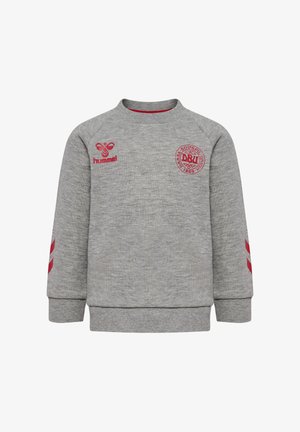 Szara bluza z długim rękawem z czerwonym logo hummel na lewej piersi oraz emblematem Duńskiego Związku Piłki Nożnej na prawej piersi i czerwonymi chevronami na rękawach.