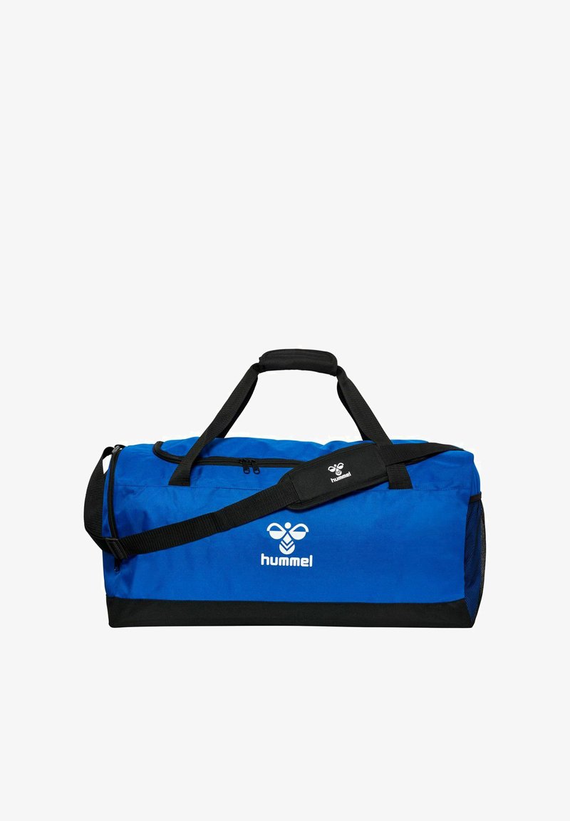 Bolsa de deporte azul con acentos negros, hecha de tejido duradero. Cuenta con un cierre superior, asas cortas y una correa de hombro desmontable. Logo de Hummel visible.