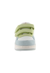 Baskets blanches avec des accents en daim bleu clair et trois bandes Velcro vertes. Comprend un bout perforé, une semelle en caoutchouc et un logo sur la languette.