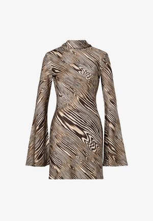 Barna és bézs mintás ruha hosszú, bő ujjakkal és magas nyakkal. Az anyagon hullámos csíkos minta található.