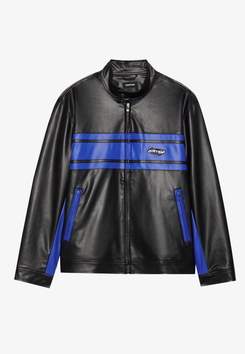 Veste en simili cuir noir avec des rayures bleues, col haut, fermeture éclair à l'avant et deux poches latérales. Comprend un logo de marque sur la poitrine.