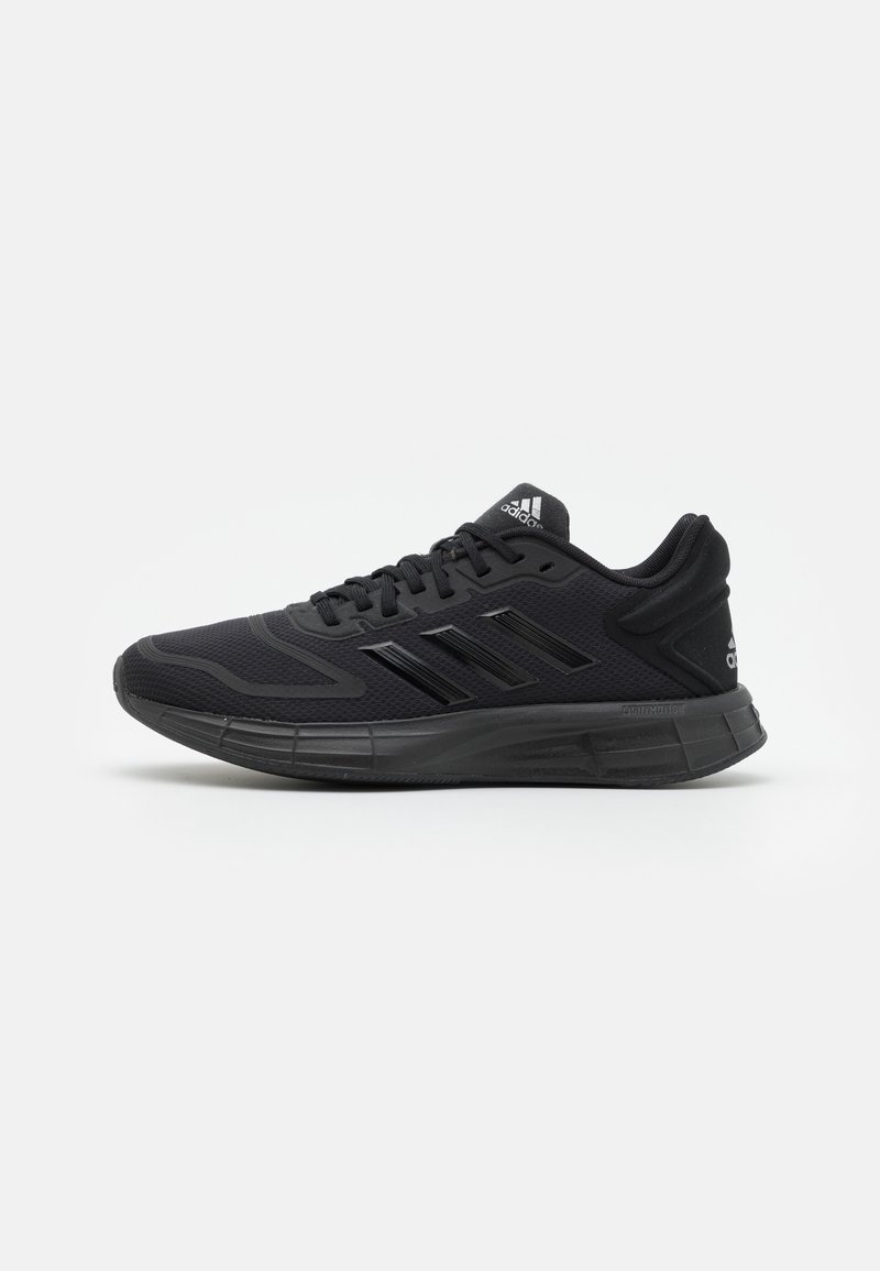 Scarpa da corsa Adidas nera con tomaia in mesh, chiusura con lacci, tre strisce nere sui lati e suola ammortizzata su sfondo bianco.