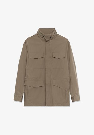 Brūna viegla jaka ar augstu apkakli, divām priekšējām kabatām ar atlokiem un tīru, vienkāršu dizainu. Gluda tekstūra ar minimālisma stilu.