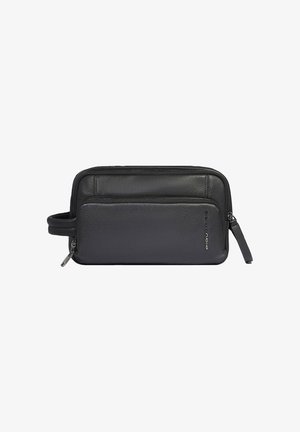 Schwarze Leder-Kulturtasche mit zwei Reißverschlussfächern, seitlichem Griff und kleinem Markenlogo auf der Vorderseite.