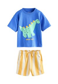 Blauwe katoenen T-shirt met een groene dino-graphic en de tekst "GROOTE DAG", gecombineerd met geel en wit gestreepte shorts met zijzakken.