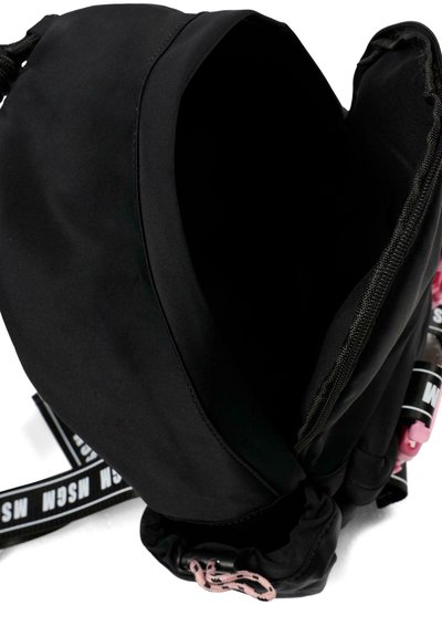 Zaino nero con forma tondeggiante, materiale in tessuto, chiusura a cordoncino e dettagli in metallo rosa. L'interno è non foderato e spazioso.