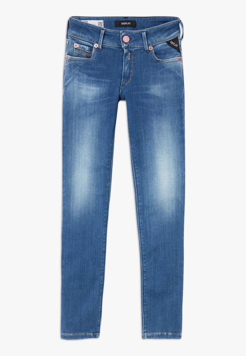 Jeans ajustados de denim azul con un lavado desvanecido, que cuentan con cinco bolsillos, acentos de costura y un cierre de botón en la cintura.