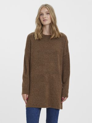 Pruun kudumiga sviiter pika varrukaga, lohutav lõige, ümmargune kaelus ja pehme tekstuur. Sobib siniste denimitega teksadega.