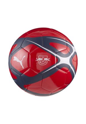 Rode voetbal met blauwe en witte golfpatronen, voorzien van het Puma-logo en het embleem van RB Leipzig. Glanzende textuur en klassieke bolvorm.