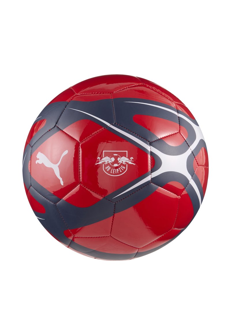 Balón de fútbol rojo con patrones de olas azules y blancas, que presenta el logo de Puma y el emblema del RB Leipzig. Textura brillante y forma esférica clásica.