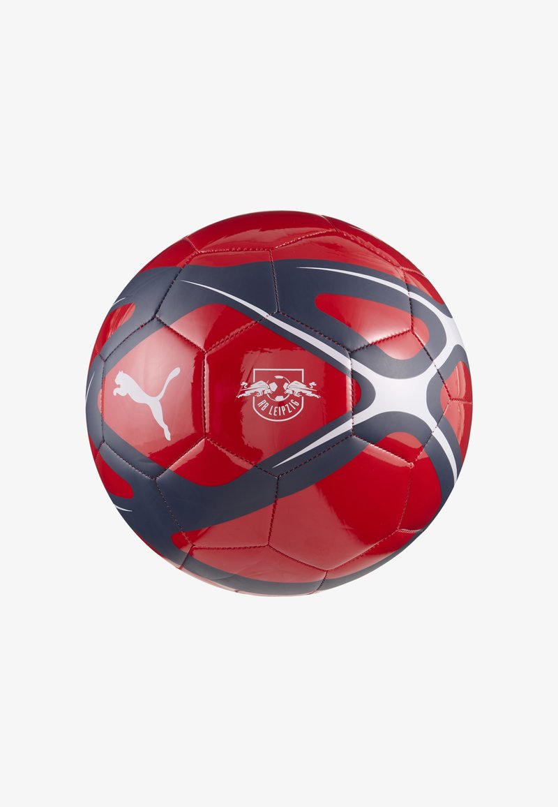 Roter Fußball mit blauen und weißen Wellenmustern, versehen mit dem Puma-Logo und dem Emblem von RB Leipzig. Glänzende Textur und klassische kugelförmige Form.